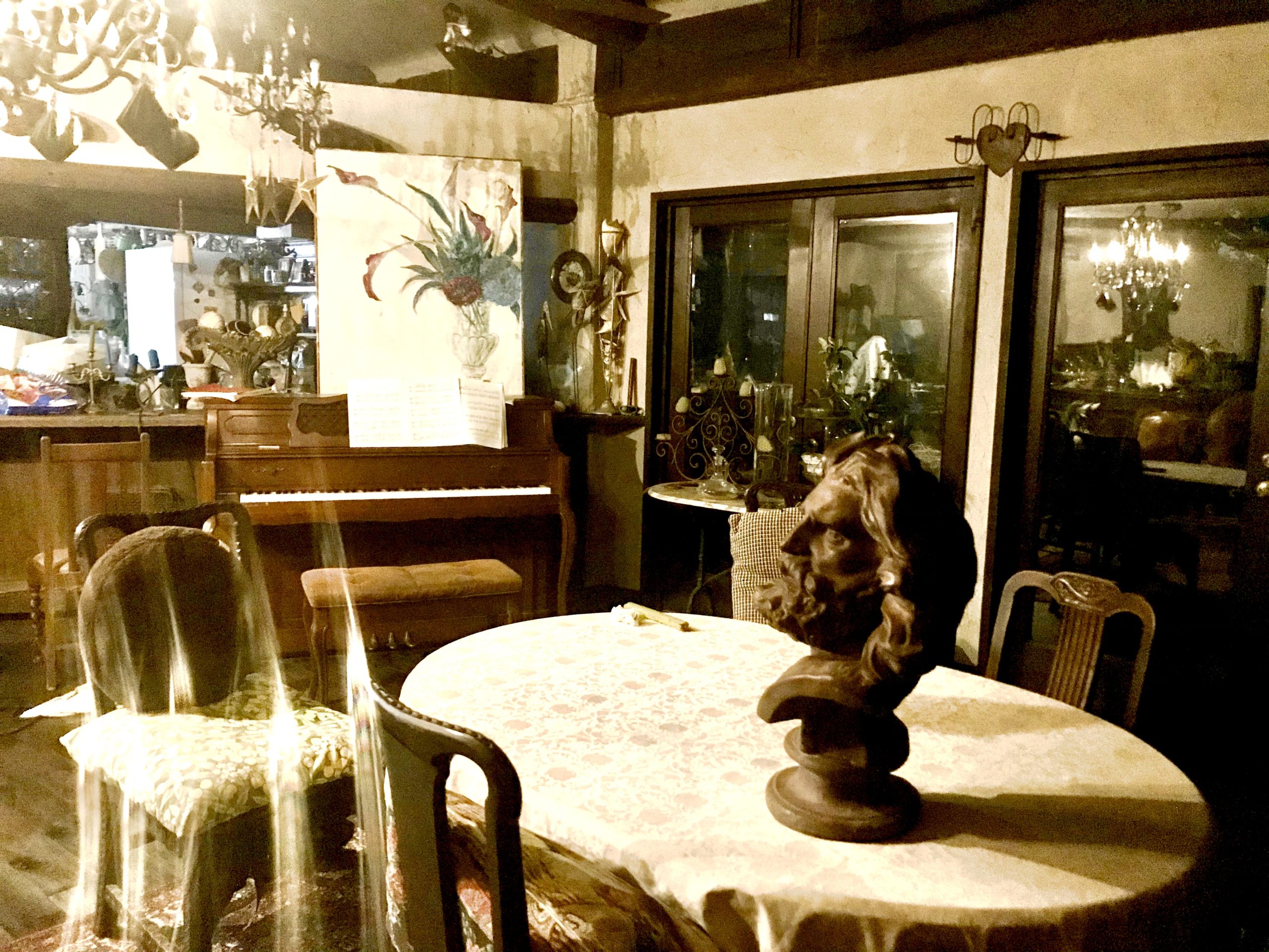 ヨーロッパ風のインテリアの部屋です。