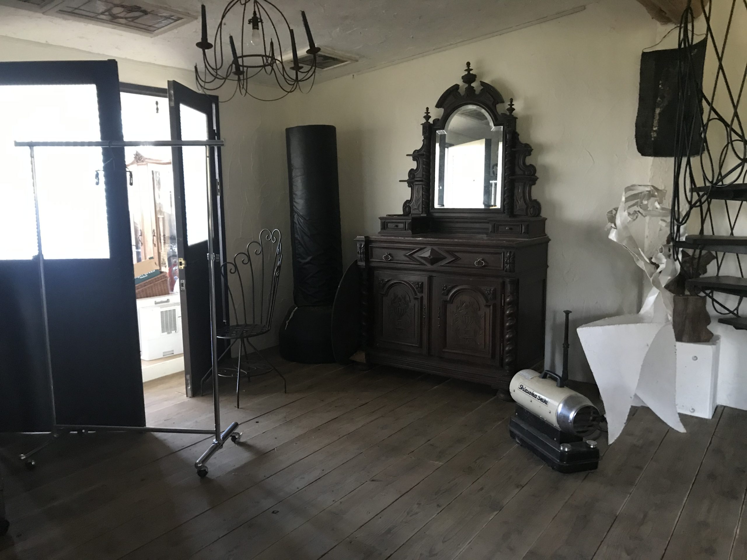 アンティーク家具と漆喰の洋館スタジオ
