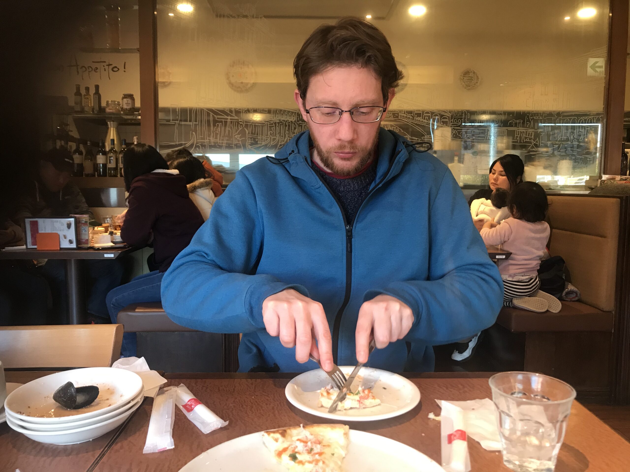 ピザをナイフとフォークで食べるフランス人のスタジオです。
