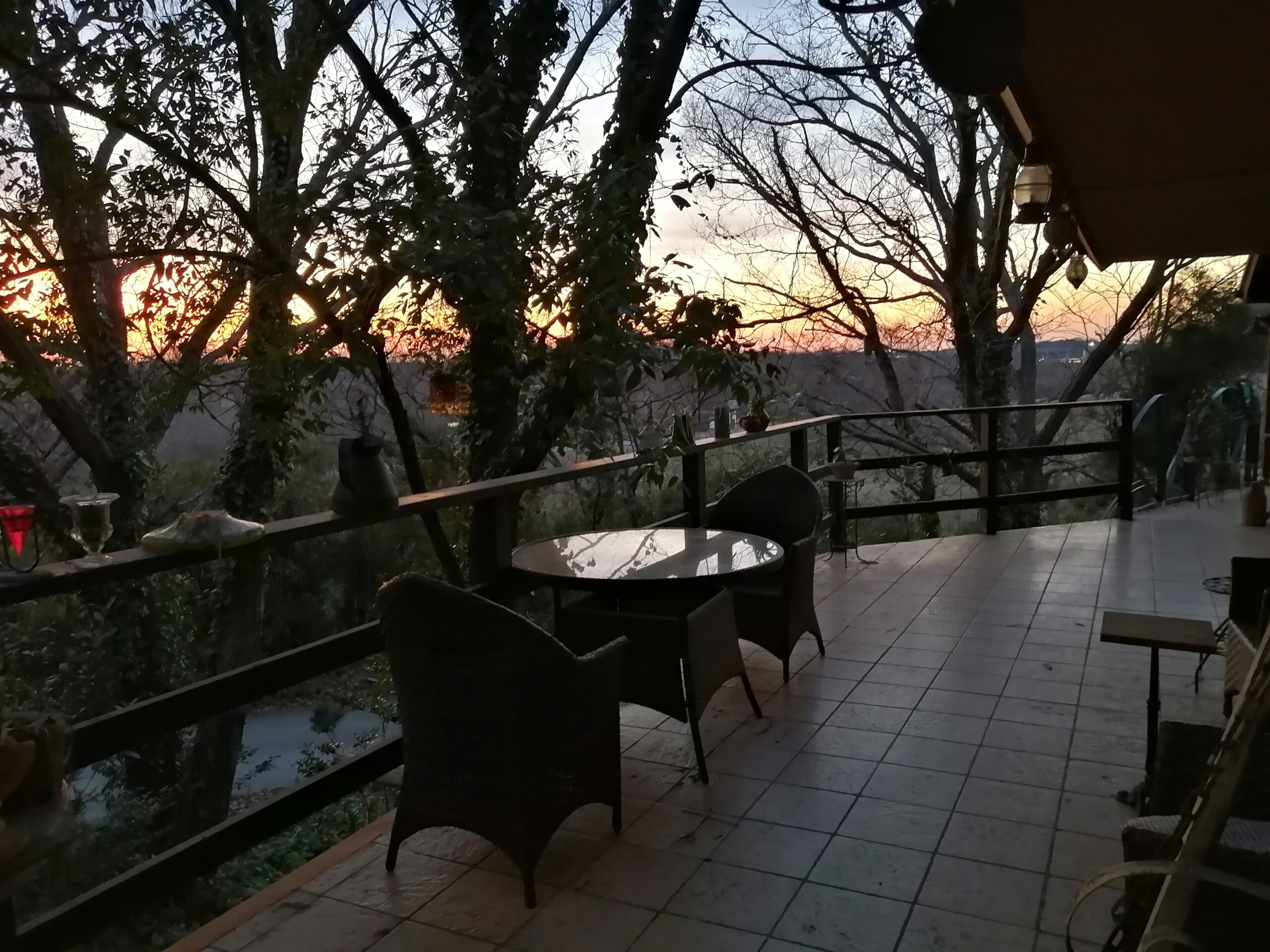 夕日が沈むのをバルコニーから眺めて