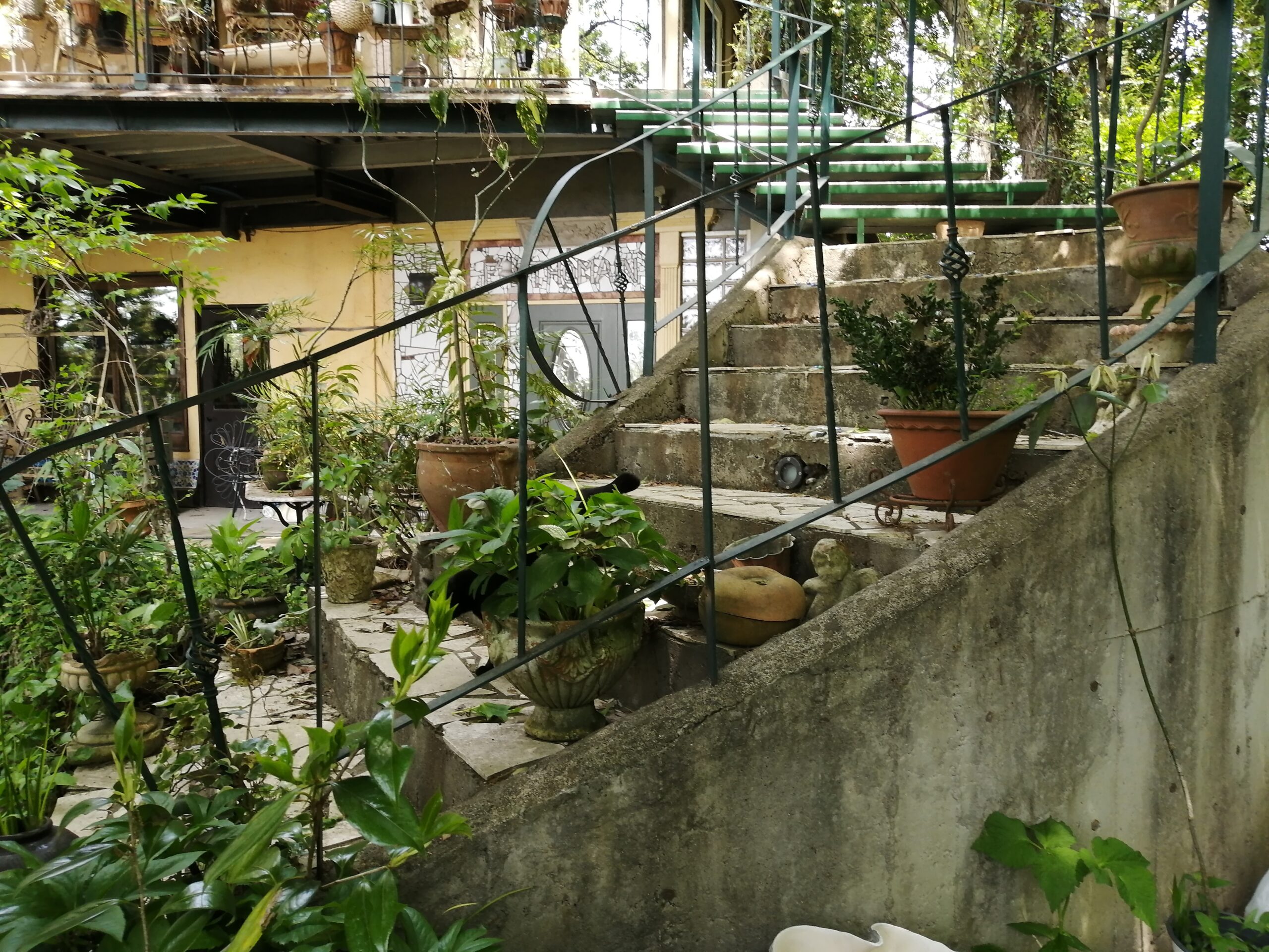 吊り橋のような外階段