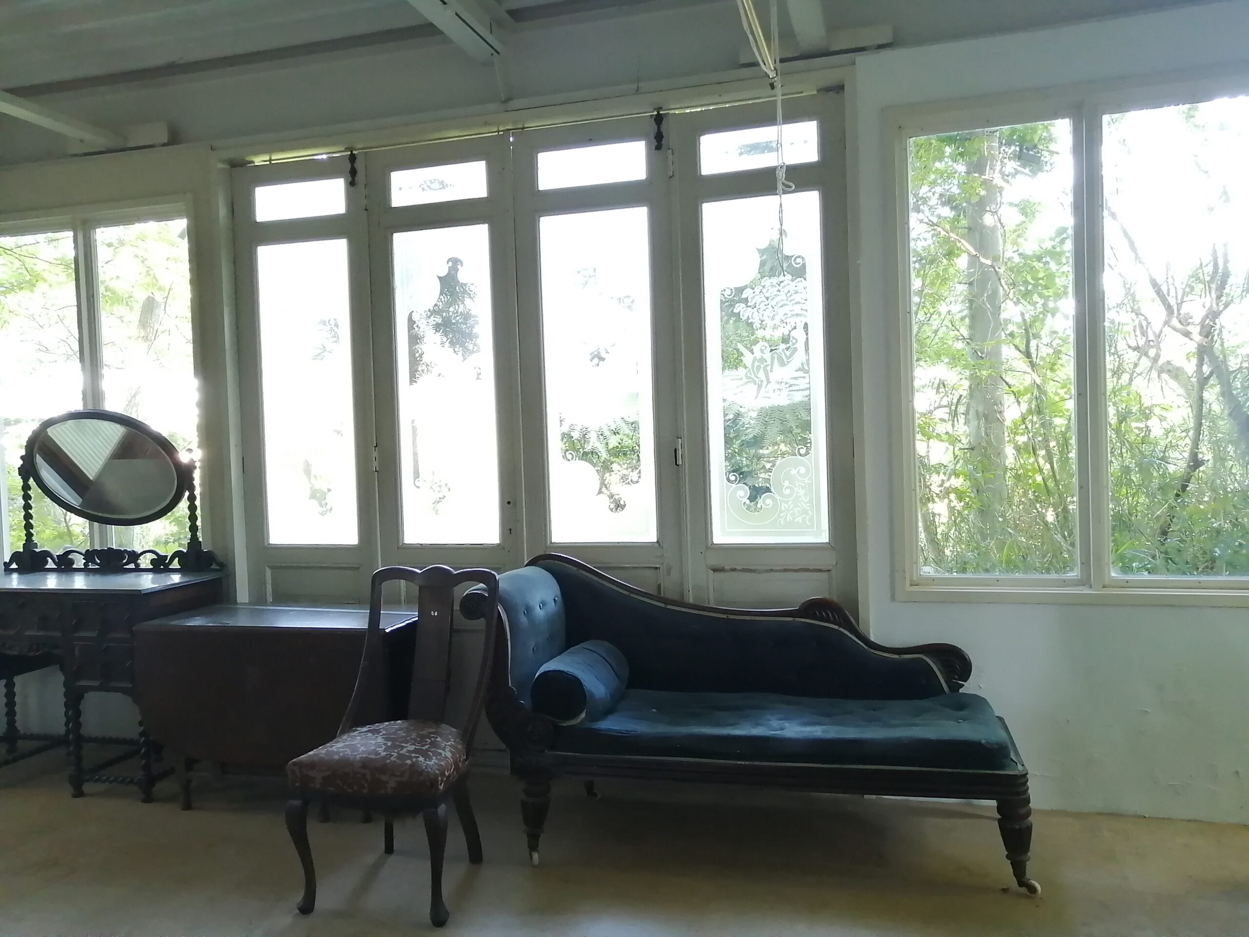 １００年前の木彫のあるソファーです。