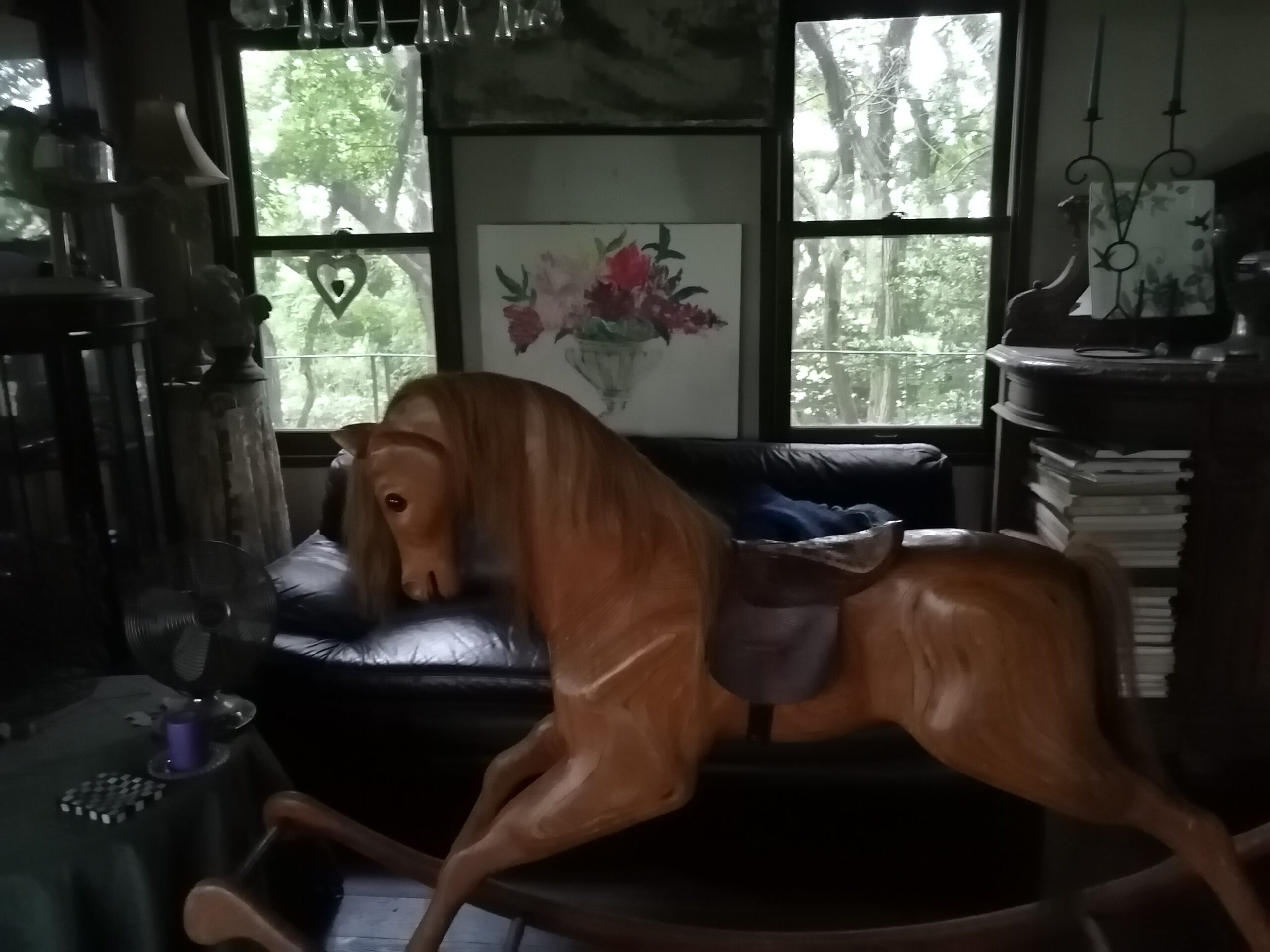 アンティーク木馬の抜けは森です。