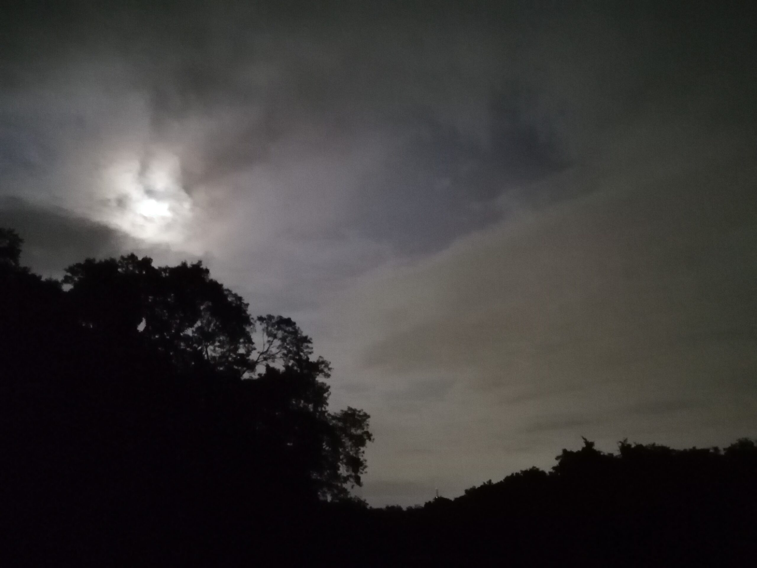 スタジオから見た月