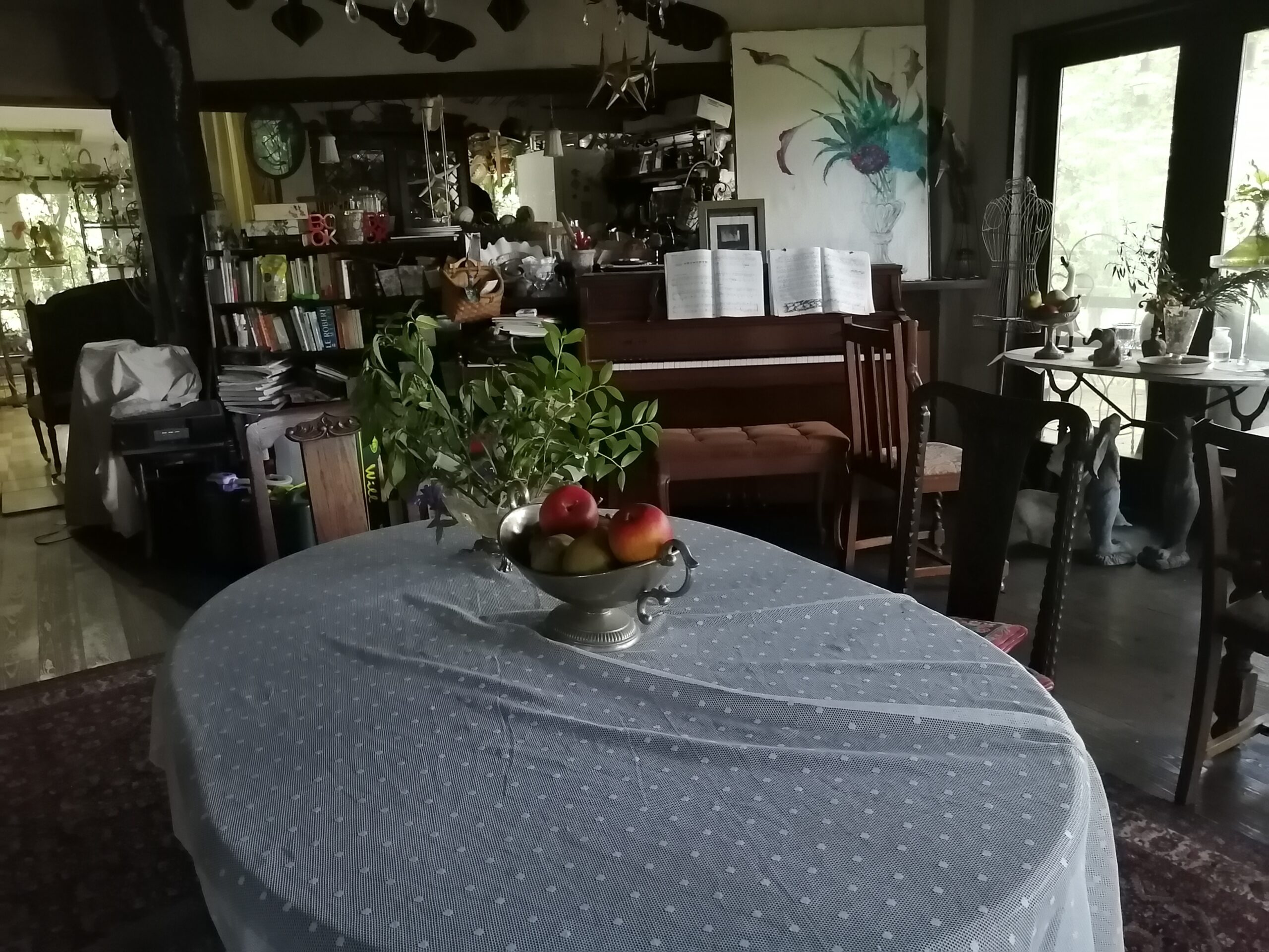 アンティークのピアノとテーブル