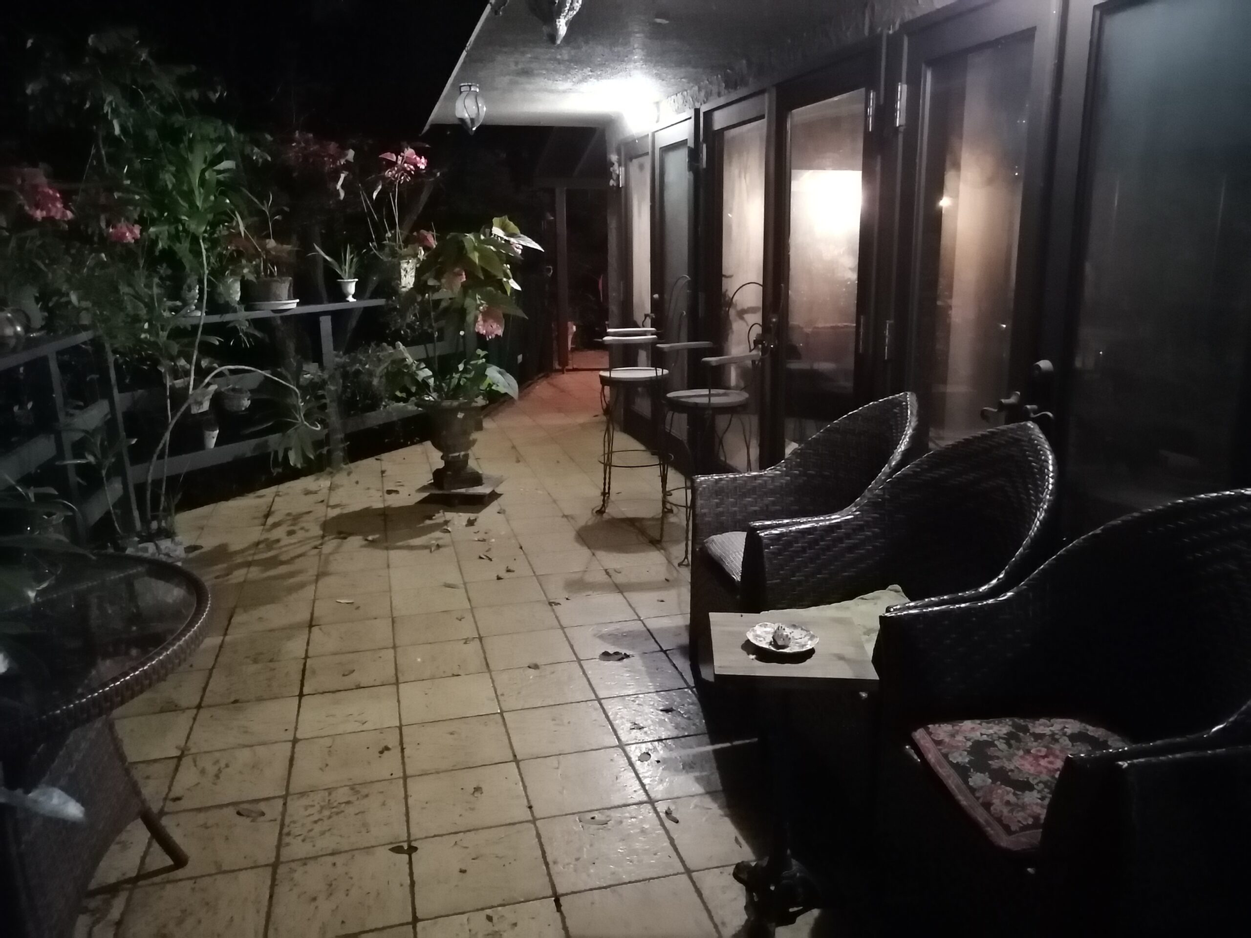 夜のバルコニー