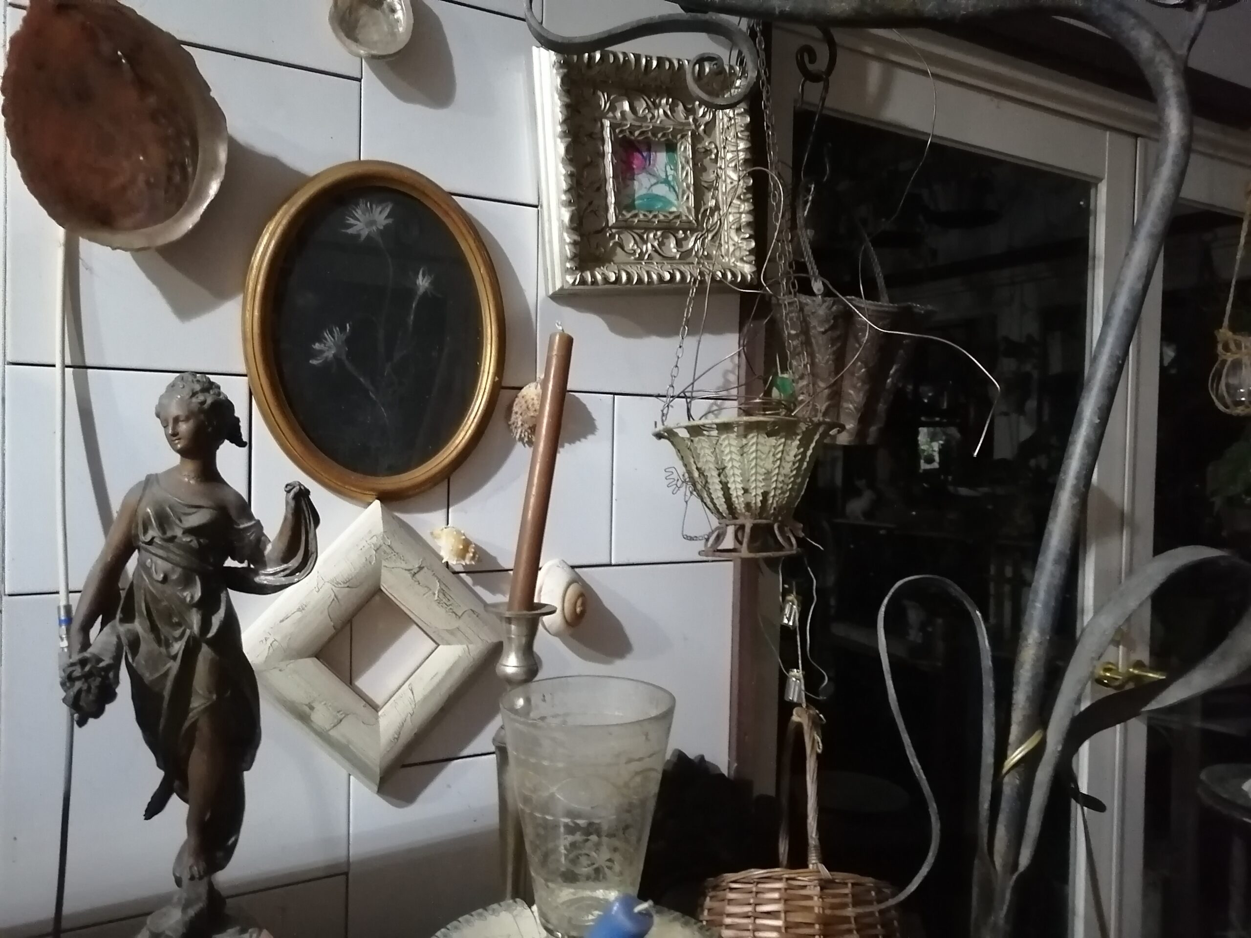 フランスの蚤の市で手に入れた彫塑です。