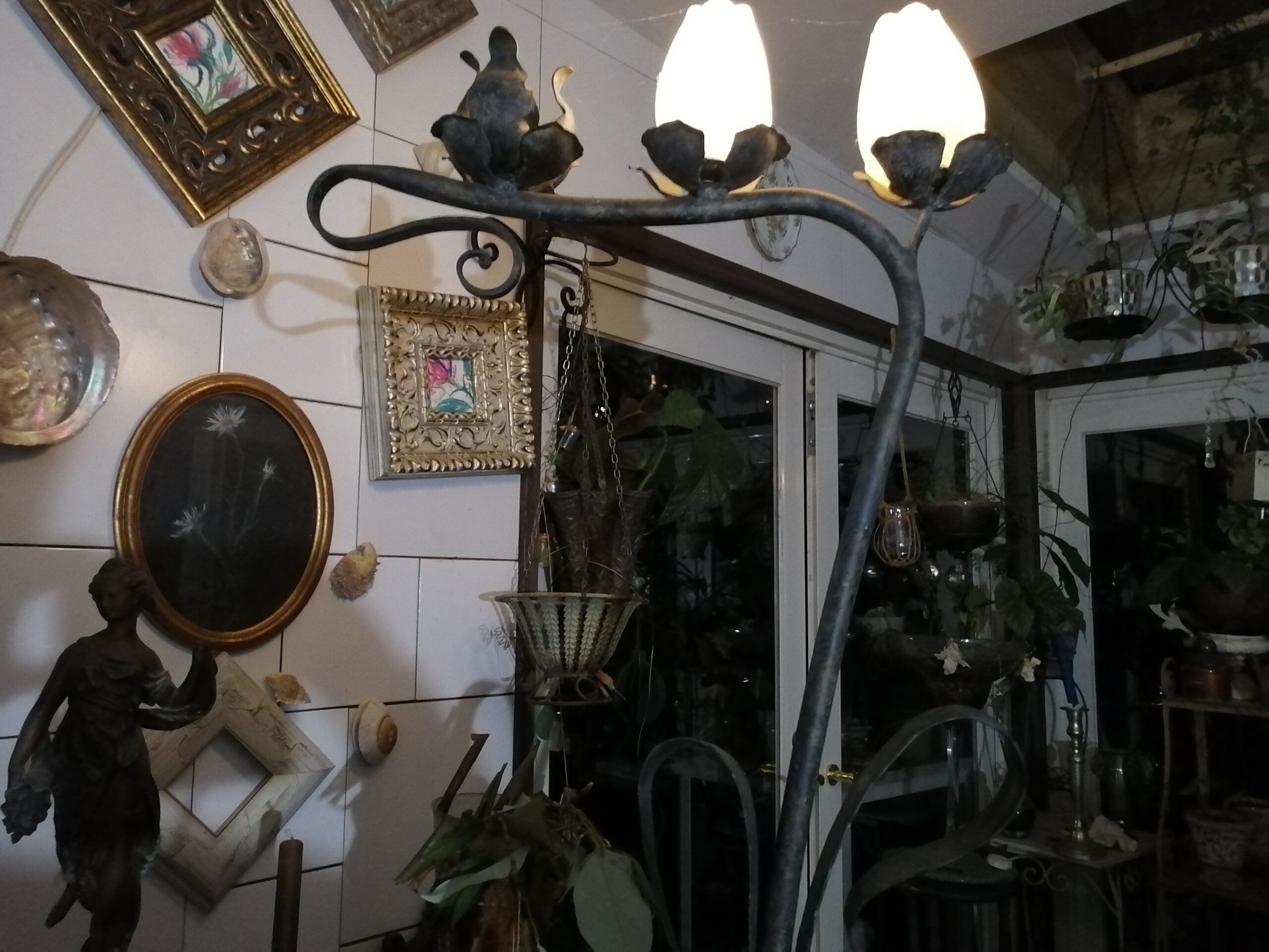 漆喰の壁と絵画