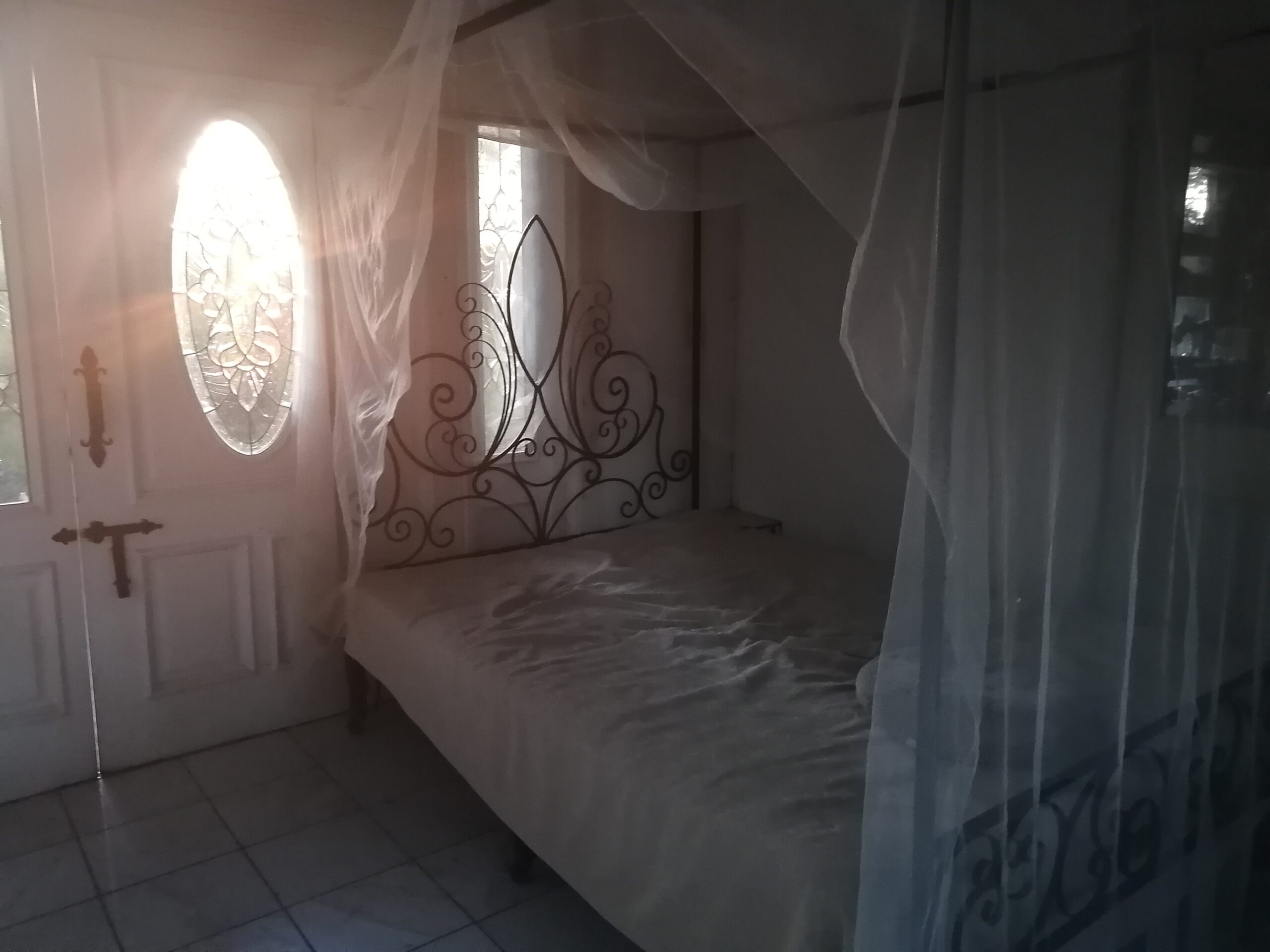 天蓋付きベッド