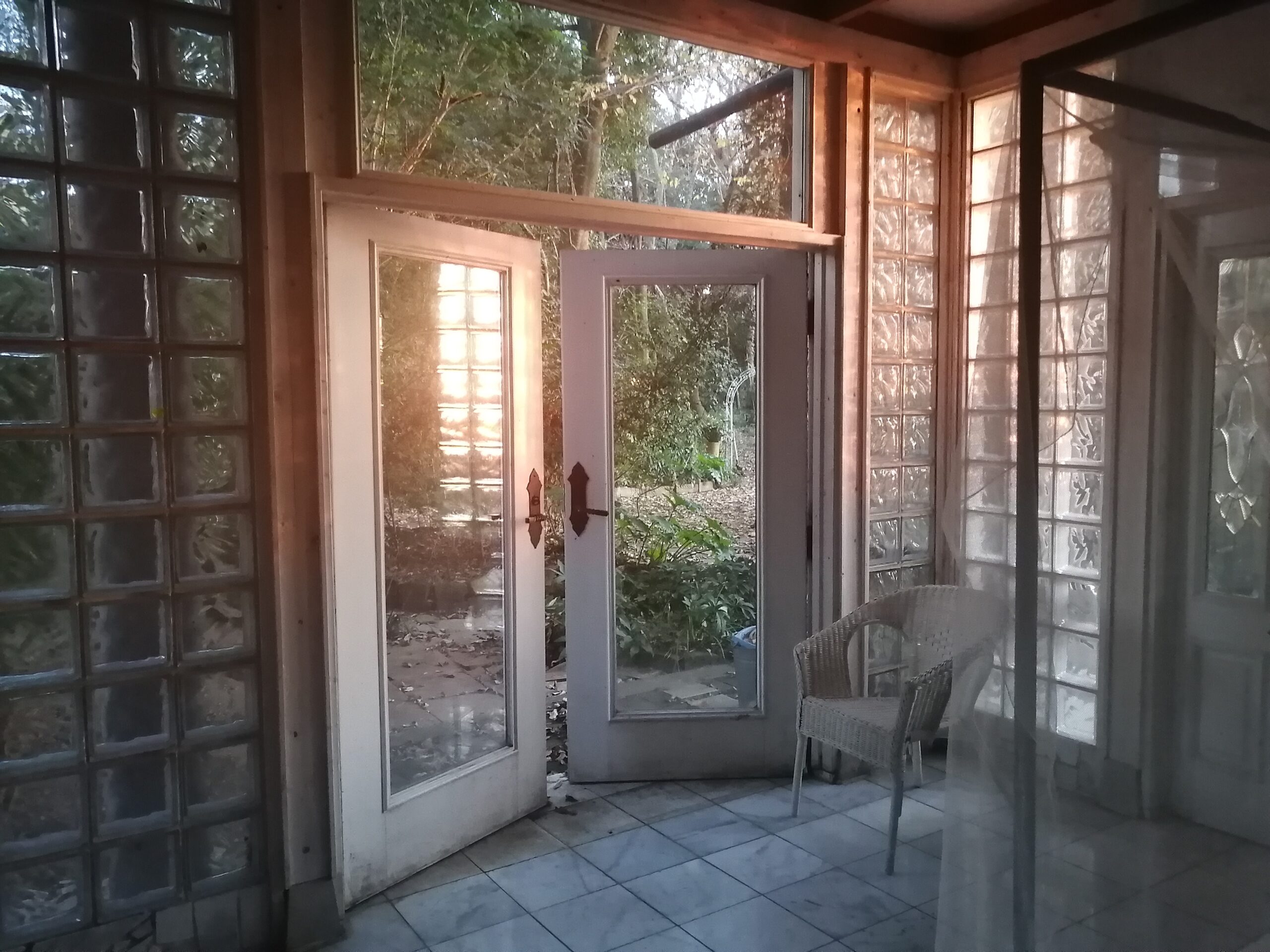 夕日の美しい森の中のハウススタジオ