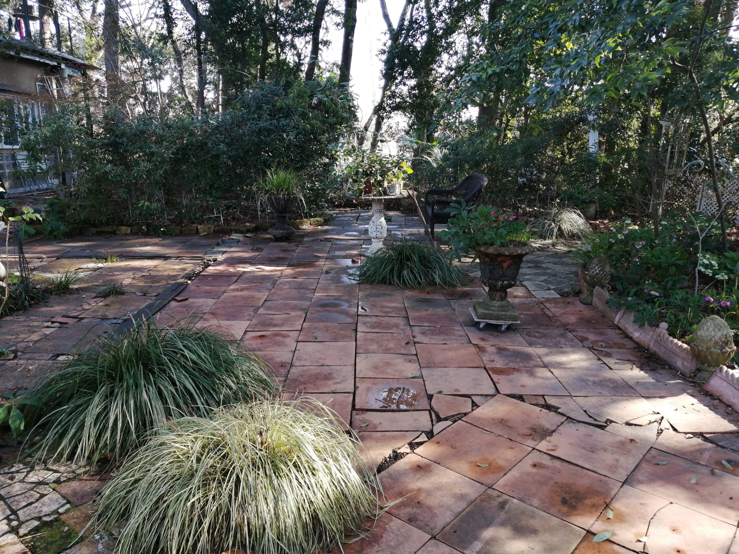 スペインタイルを引き詰めたガーデン