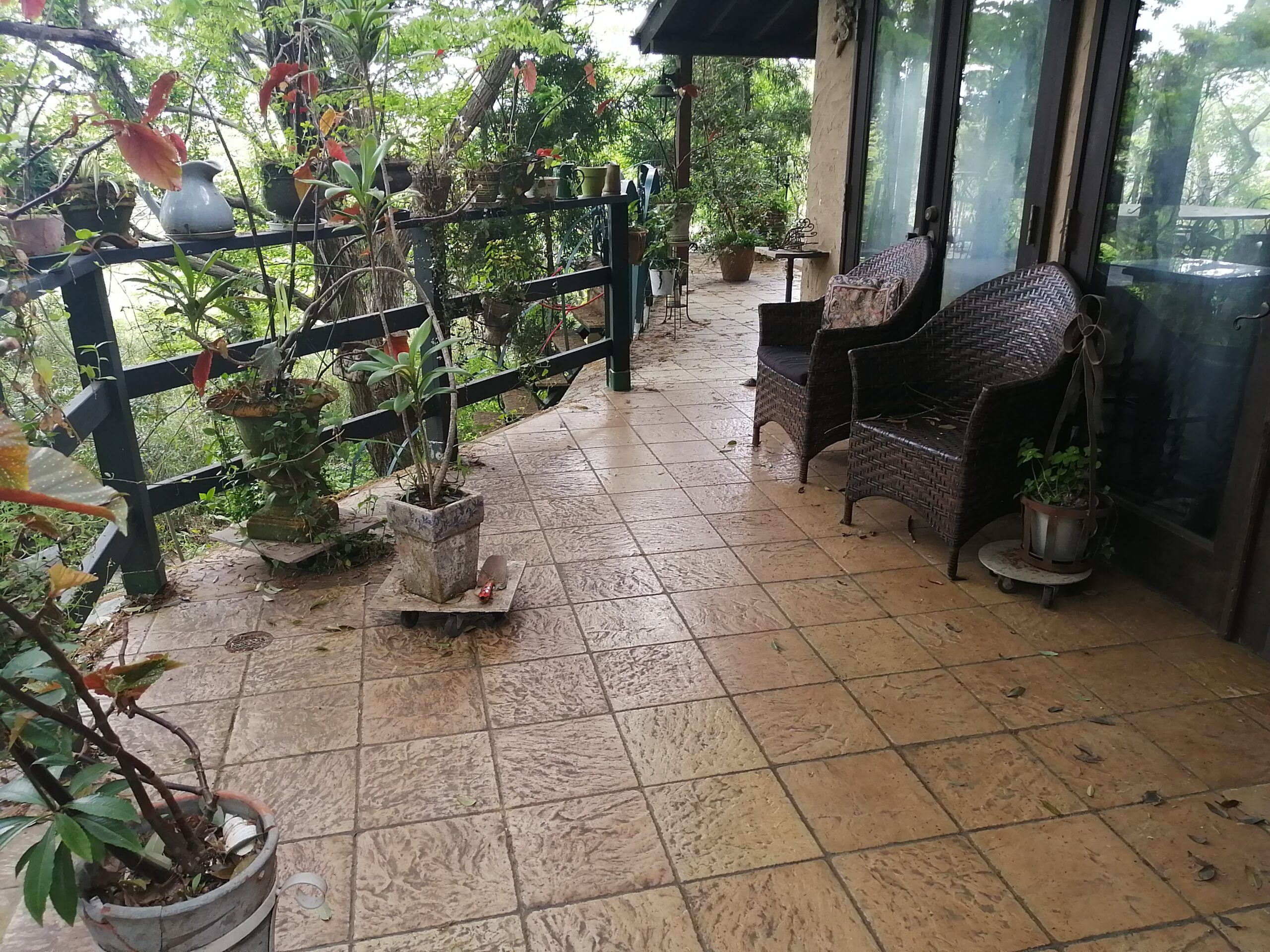 広いバルコニーで、