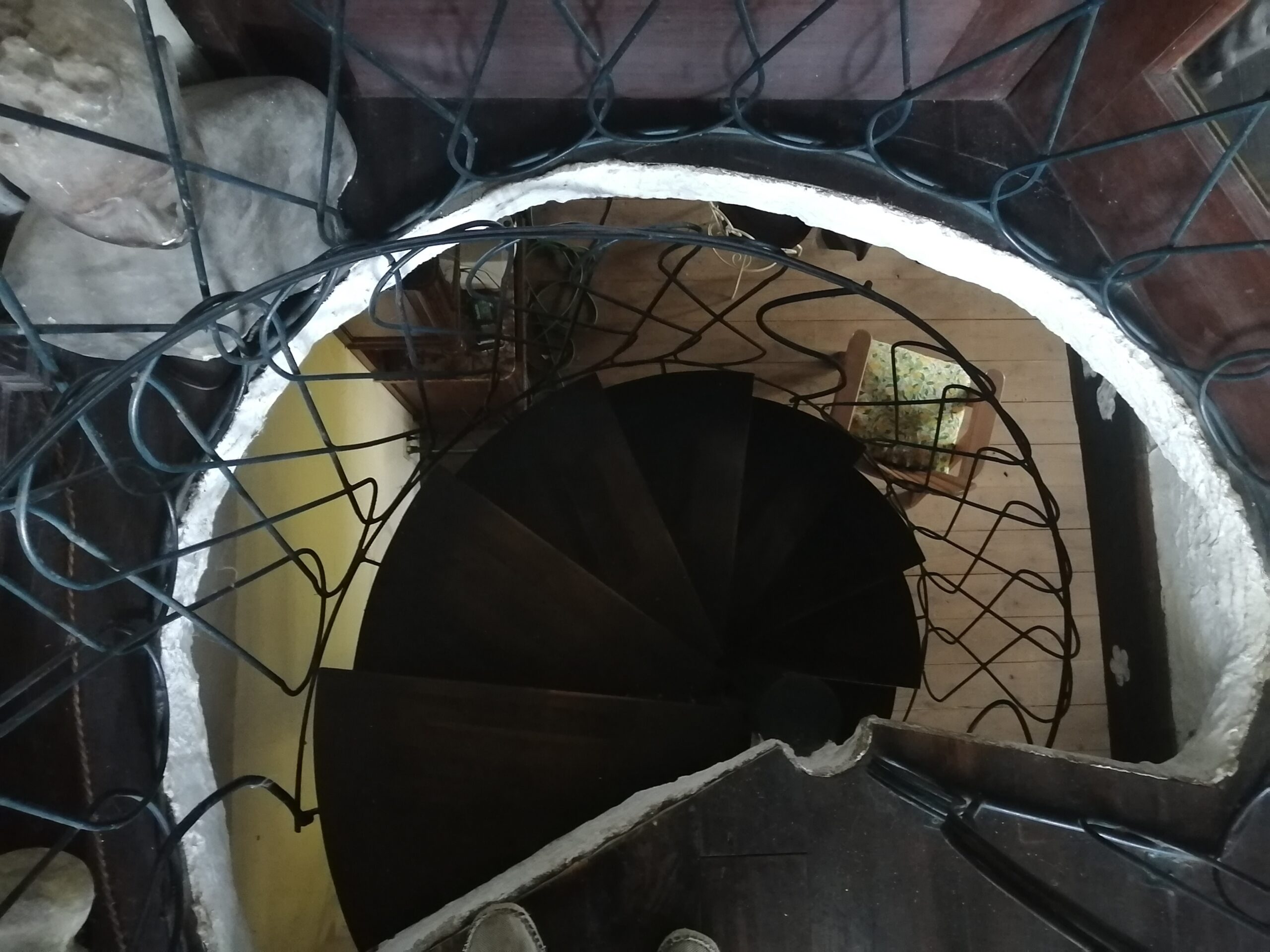 螺旋階段とフレンチアンティークの洋館