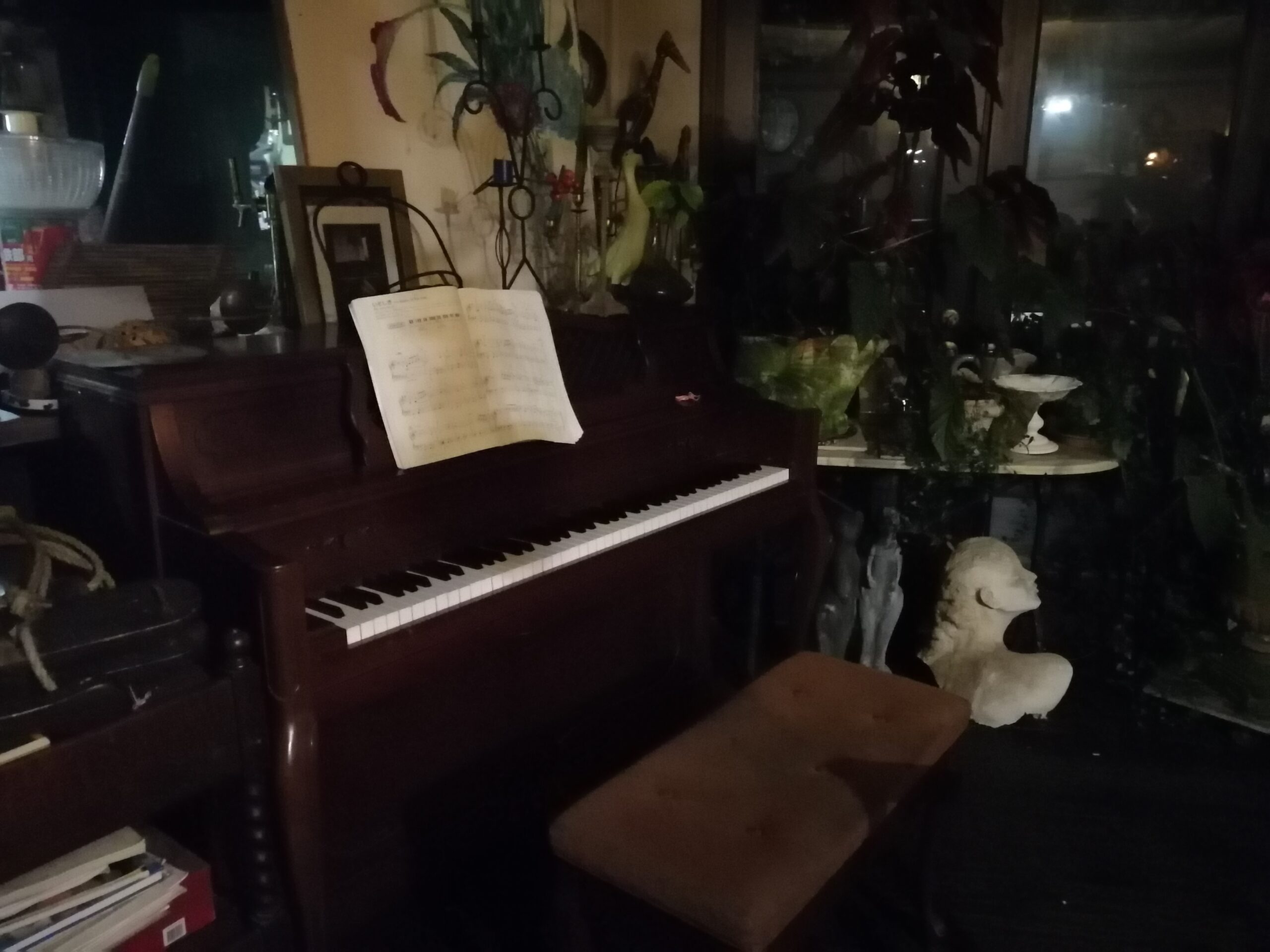 アンティークピアノがあるハウススタジオ